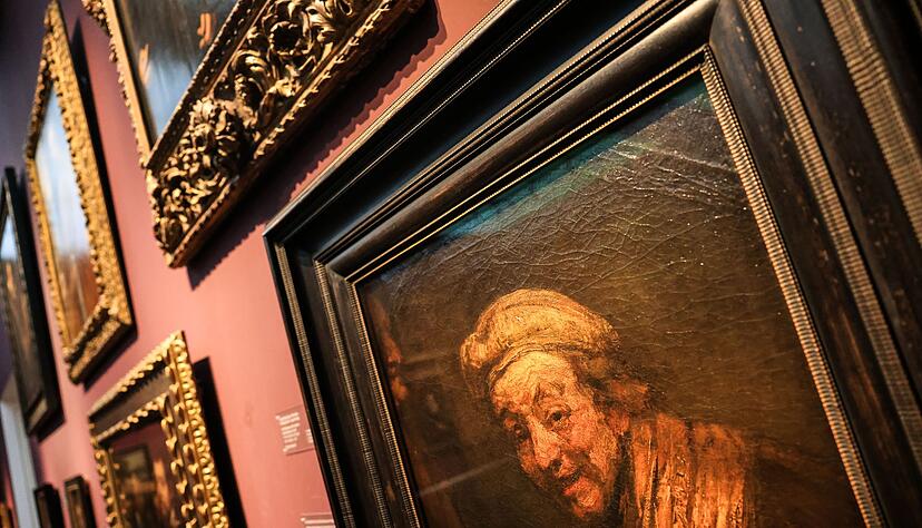 Der &laquo;Lachende Rembrandt&raquo; h&auml;ngt an einer Wand mit vielen anderen Gem&auml;lden. Doch nur er entfaltet eine ganz besondere Magie.