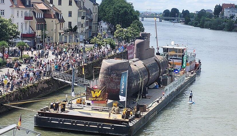 Das riesige U-Boot zieht Schaulustige an. Diese können die U17 auch im Livestream des Technikmuseums Sinsheim verfolgen. Das riesige U-Boot zieht Schaulustige an. Diese können die U17 auch im Livestream des Technikmuseums Sinsheim verfolgen.