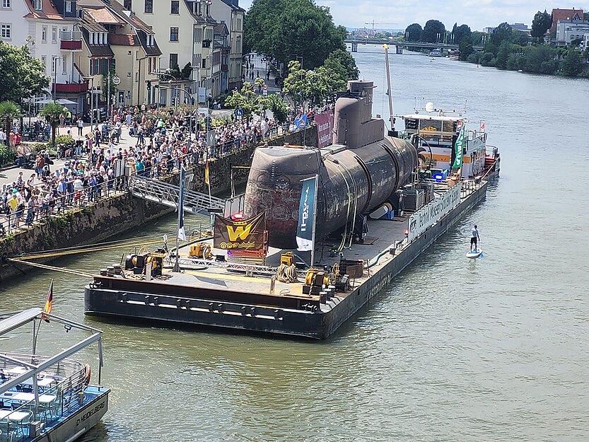 Das riesige U-Boot zieht Schaulustige an. Diese können die U17 auch im Livestream des Technikmuseums Sinsheim verfolgen.