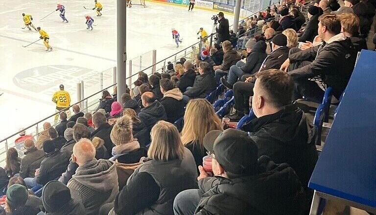 Die Fans lassen die Heilbronner Falken nicht h&auml;ngen. Trotzdem bleiben am Freitagabend einige Pl&auml;tze frei.