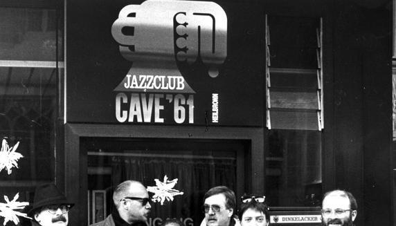 Zusammengestellt von Archiv und Dokumentation der Heilbronner Stimme - Dezember 1991. Der neu gew&auml;hlte Vorstand des Heilbronner Jazzclubs Cave 61 vor dem Eingang des Vereinslokals in der Kaiserstra&szlig;e(v l):
Richard Bezold, Uwe Mogler, Ingrid Serr, der alte und neue Vorsitzende Axel Lauser, Bettina Spritschan und Dr. Karl-J&uuml;rgen Seez.