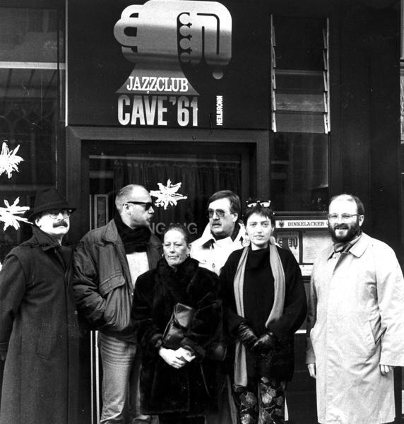 Zusammengestellt von Archiv und Dokumentation der Heilbronner Stimme - Dezember 1991. Der neu gewählte Vorstand des Heilbronner Jazzclubs Cave 61 vor dem Eingang des Vereinslokals in der Kaiserstraße(v l):
Richard Bezold, Uwe Mogler, Ingrid Serr, der alte und neue Vorsitzende Axel Lauser, Bettina Spritschan und Dr. Karl-Jürgen Seez. Zusammengestellt von Archiv und Dokumentation der Heilbronner Stimme - Dezember 1991. Der neu gewählte Vorstand des Heilbronner Jazzclubs Cave 61 vor dem Eingang des Vereinslokals in der Kaiserstraße(v l):
Richard Bezold, Uwe Mogler, Ingrid Serr, der alte und neue Vorsitzende Axel Lauser, Bettina Spritschan und Dr. Karl-Jürgen Seez.