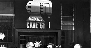 Zusammengestellt von Archiv und Dokumentation der Heilbronner Stimme - Dezember 1991. Der neu gew&auml;hlte Vorstand des Heilbronner Jazzclubs Cave 61 vor dem Eingang des Vereinslokals in der Kaiserstra&szlig;e(v l):
Richard Bezold, Uwe Mogler, Ingrid Serr, der alte und neue Vorsitzende Axel Lauser, Bettina Spritschan und Dr. Karl-J&uuml;rgen Seez.