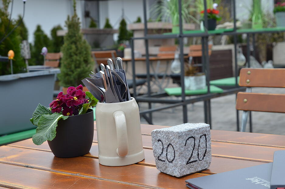 Bei bewölktem Himmel ist am Samstagnachmittag im Außenbereich des Küffner Hofs wenig los. Bei bewölktem Himmel ist am Samstagnachmittag im Außenbereich des Küffner Hofs wenig los.