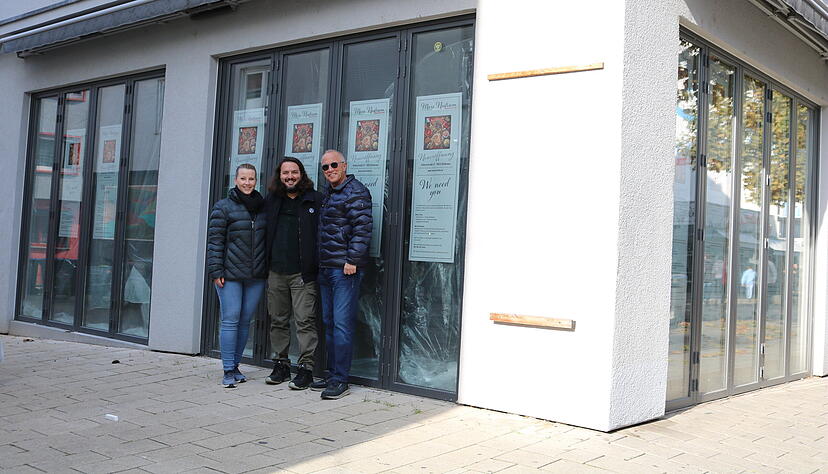 Klarissa und Ulrich Rank freuen sich, dass mit Abdija Ramazan (Mitte) ein italienisches Restaurant in die Sülmerstraße 27 zieht. Klarissa und Ulrich Rank freuen sich, dass mit Abdija Ramazan (Mitte) ein italienisches Restaurant in die Sülmerstraße 27 zieht.