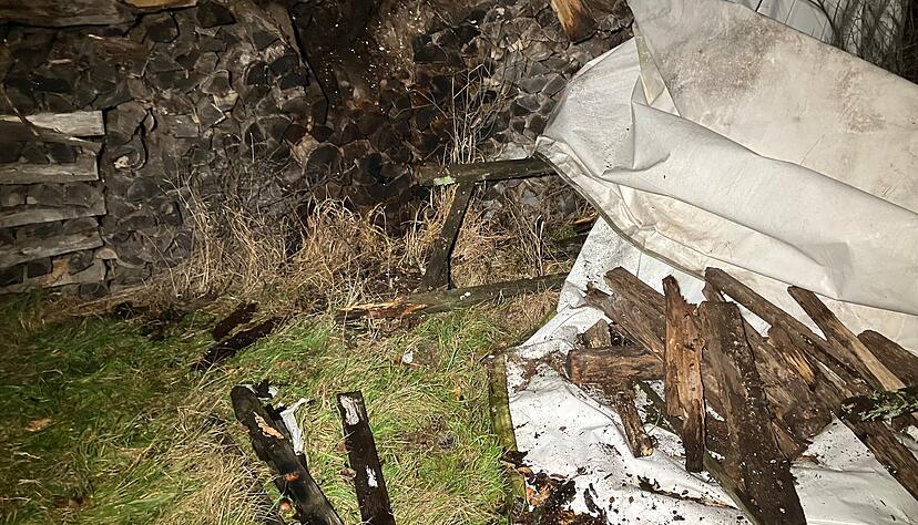 In Eppingen-Mühlbach hat ein Holzstapel gebrannt.
