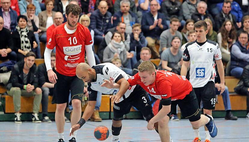 Und weg ist der Ball: Christian Gerber (2. von links) und Neckarsulm fehlte in der Offensive die Durchschlagskraft. Foto: Andres Veigel Und weg ist der Ball: Christian Gerber (2. von links) und Neckarsulm fehlte in der Offensive die Durchschlagskraft. Foto: Andres Veigel