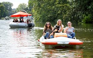 Mit dem Tretboot lässt es sich gemütlich über den Neckar schippern.