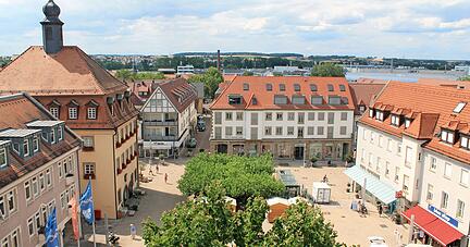 Der Marktplatz ist an Hitzetagen einer der Hot-Spots in der Stadt. Die Steinflächen heizen sich stark auf und geben in der Nacht die Wärme ab.