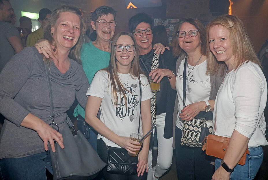 Zu früherer Stunde: Feiernde bei der Early Bird Party im Mobilat Zu früherer Stunde: Feiernde bei der Early Bird Party im Mobilat