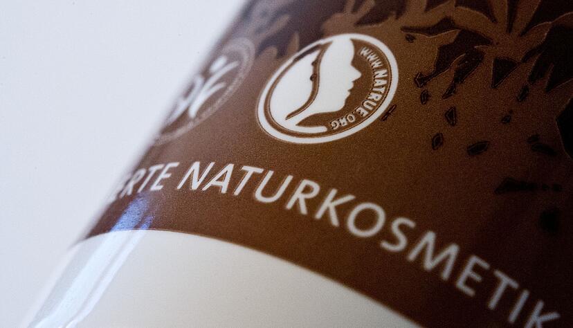 Das Natrue-Label ist ein zuverlässiger, überprüfbarer und internationaler Standard für echte Natur- und Biokosmetik. Das Natrue-Label ist ein zuverlässiger, überprüfbarer und internationaler Standard für echte Natur- und Biokosmetik.