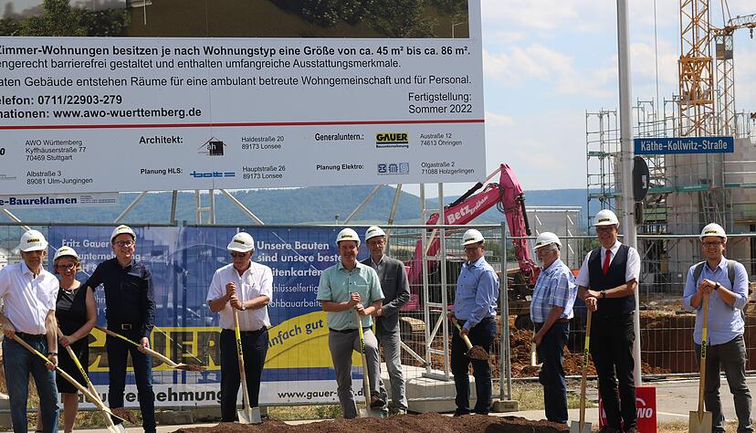 Oberb&uuml;rgermeister Thilo Michler (Mitte), Mitarbeiter der AWO, Architekten und Ingenieure sowie &Ouml;hringer Stadtr&auml;te beim Spatenstich.
Foto: Nadine Nowara