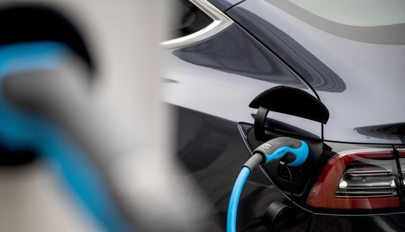 Reichweitenangst: Manche Kunden scheuen sich noch vor einem reinen E-Auto (im Bild) mit relativ langen Ladezeiten und sch&auml;tzen beim Plug-in-Hybrid den zus&auml;tzlichen Verbrenner an Bord f&uuml;r weite Strecken und schnelles Nachtanken an der klassischen Zapfs&auml;ule.