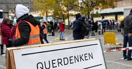Teilnehmer stehen auf bei einer «Querdenker»-Demo gegen die Corona-Einschränkungen auf dem Alexanderplatz in Berlin (Archiv).