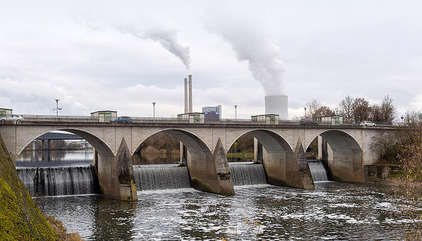 Die Wehrbrücke ist ein Nadelöhr für den Verkehr aus und nach Neckarsulm. Foto: Archiv