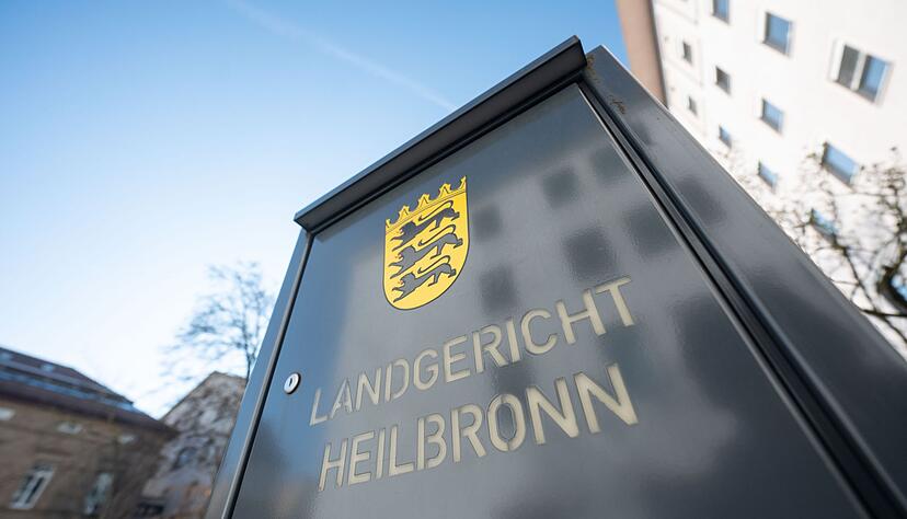 Ein Schild weist auf das Landgericht Heilbronn hin.