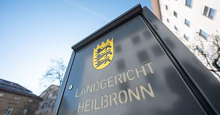 Ein Schild weist auf das Landgericht Heilbronn hin.