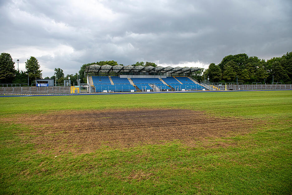 Rasen im Frankenstadion ist nach Ärzte-Konzert ein Acker, Tartanbahn beschädigt Rasen im Frankenstadion ist nach Ärzte-Konzert ein Acker, Tartanbahn beschädigt