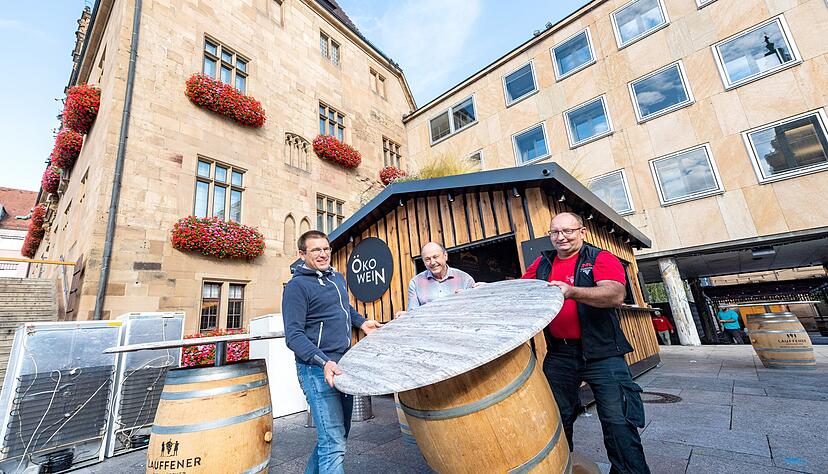 Markanteste Neuerung ist der Öko-Wein-Stand am Rathaus, wo (von links) Elmar Hille, Andreas Hieber und Andreas Stutz alles im Griff haben.
Fotos: Mario Berger