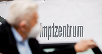 Ein älterer Herr kommt zum Impfen in ein Impfzentrum. Foto: dpa
