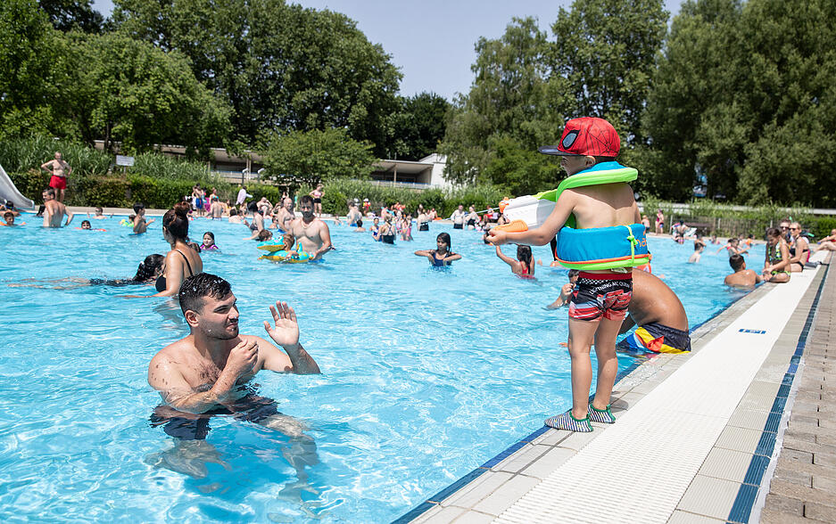 Hitze-Wochenende: Freibad Neckarhalde Heilbronn