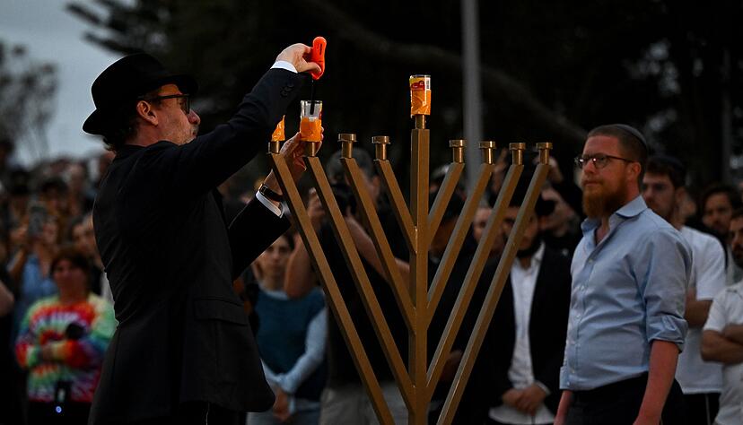 Der Vorfall am Bondi Beach schockiert viele weltweit - dennoch kehren Menschen an den Ort zur&uuml;ck und gedenken der Toten.
