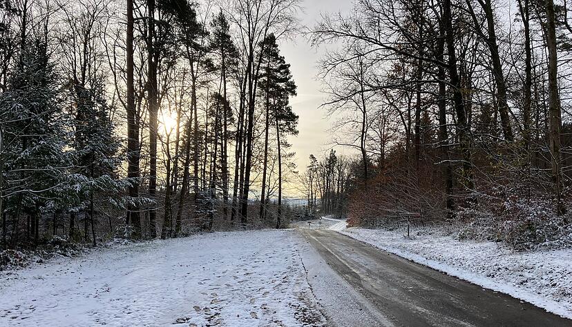 Zwischen Wüstenrot und Vorderbüchelberg liegt am Samstagmorgen Schnee.