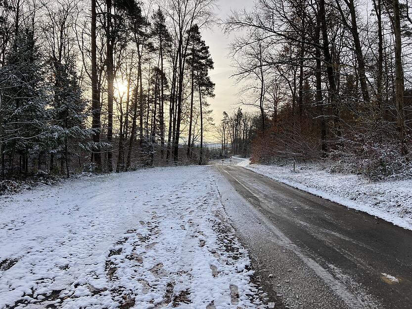 Zwischen Wüstenrot und Vorderbüchelberg liegt am Samstagmorgen Schnee.