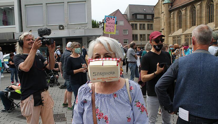 Elke Reisenbichler zeigte mit "Spahnkorb" ihr Missfallen.
Foto: Petra Müller-Kromer Elke Reisenbichler zeigte mit "Spahnkorb" ihr Missfallen.
Foto: Petra Müller-Kromer