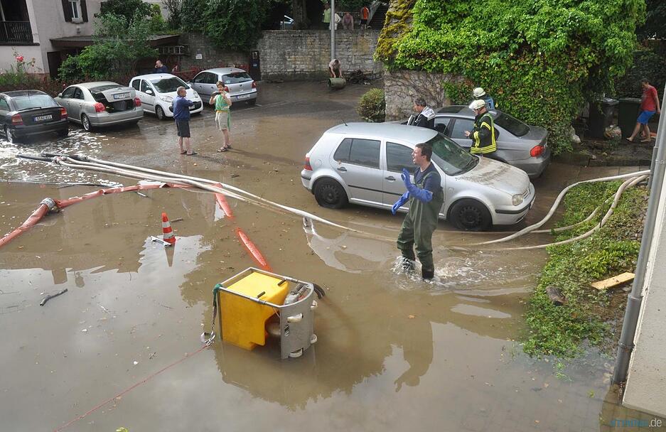 Wasser steht am 25.06.2016 in Stuttgart-Hofen (Baden-W&uuml;rttemberg)  auf der Stra&szlig;e. Durch starken Regen und einen Defekt der Schleuse Hofen sind Wassermassen in Ort hineingeflossen. Foto: Andreas Rosar/dpa +++(c) dpa - Bildfunk+++ | Verwendung weltweit