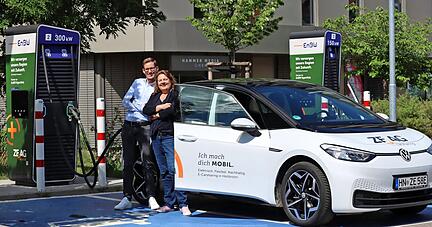 Tim Vogelmann und Anja Leipold zeigen, warum sich der VW ID.3 für das Zeag-Carsharing eignet.
Foto: Donauer