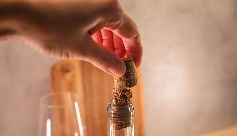 Der Korken ist so weich, dass er selbst beim vorsichtigen Herausziehen abrei&szlig;t.