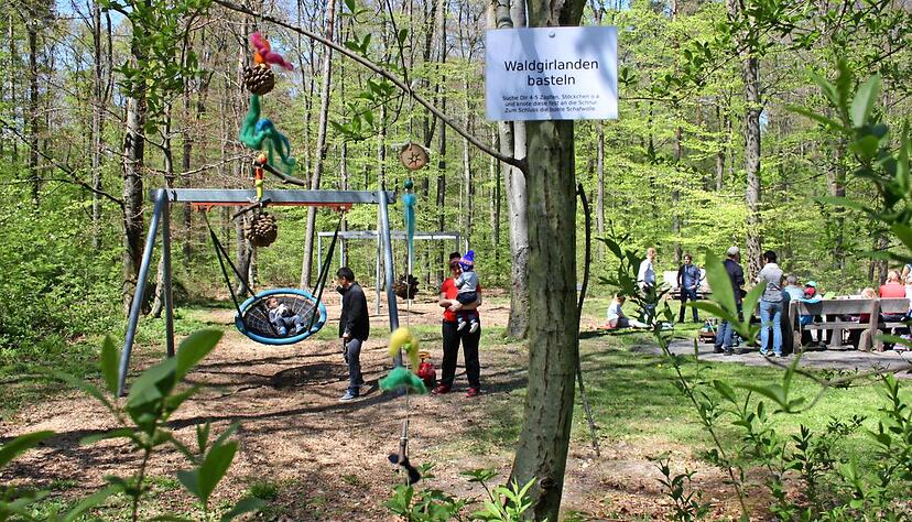 Ein Angebot auf dem Spielplatz Krugeiche war, Waldgirlanden aus Zapfen, St&ouml;ckchen und bunter Schafwolle zu basteln.Foto: Barbara Barth