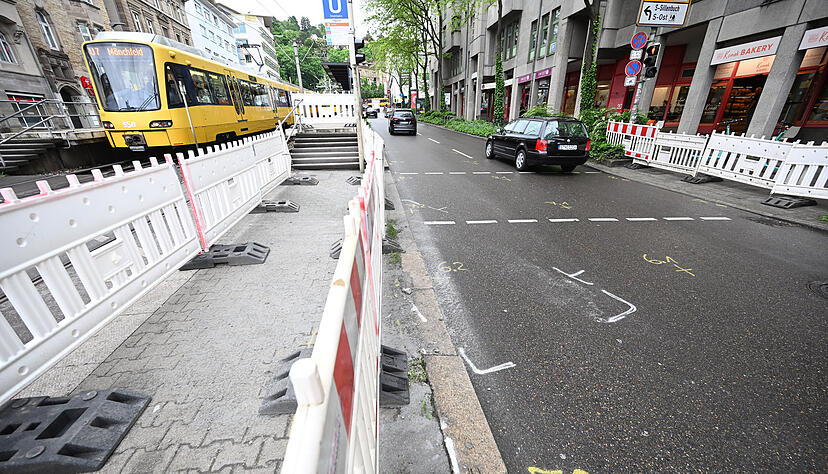 Kreidezeichen sind auf der Straße an der Unfallstelle angebracht und Absperrgitter sind aufgestellt. Ein Fahrer eines Geländewagens war am Vortag in eine Menschengruppe gefahren.