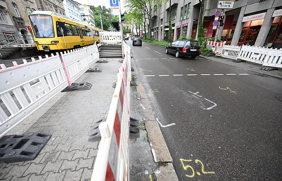 Kreidezeichen sind auf der Straße an der Unfallstelle angebracht und Absperrgitter sind aufgestellt. Ein Fahrer eines Geländewagens war am Vortag in eine Menschengruppe gefahren.