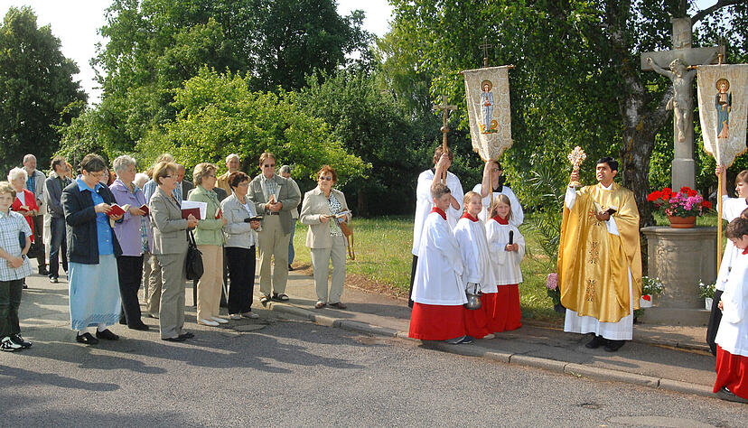 Wie hier in Heilbronn-Kirchhausen finden an Christi Himmelfahrt in vielen katholischen Kirchengemeinden feierliche Flurprozessionen statt. Foto: Archiv Wie hier in Heilbronn-Kirchhausen finden an Christi Himmelfahrt in vielen katholischen Kirchengemeinden feierliche Flurprozessionen statt. Foto: Archiv