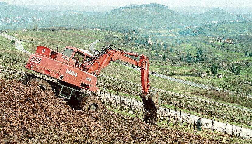 Wie hier oberhalb des sogenannten Sattels zwischen Weinsberg und Heilbronn zeugen Bagger von einem gewissen Umbruch in der Weinbranche.
Foto: Archiv Wie hier oberhalb des sogenannten Sattels zwischen Weinsberg und Heilbronn zeugen Bagger von einem gewissen Umbruch in der Weinbranche.
Foto: Archiv