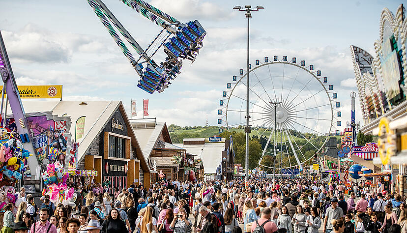 23.09.2023, Baden-Württemberg, Stuttgart: genießen bei Sonnenschein das 176. Cannstatter Volksfest auf dem Cannstatter Wasen.