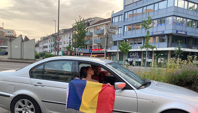 Rumänische Fans feiern den Einzug ins Achtelfinale der EM 2024 mit einem Autokorso durch Heilbronn.