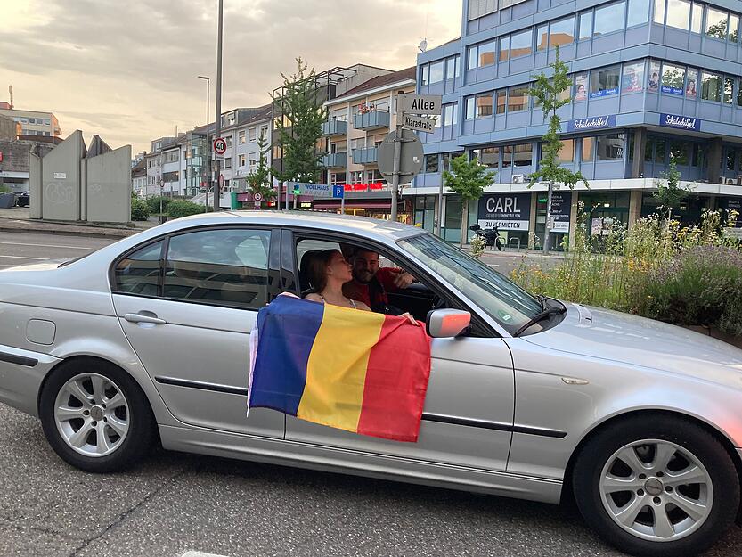Rumänische Fans feiern den Einzug ins Achtelfinale der EM mit einem Autokorso durch Heilbronn.