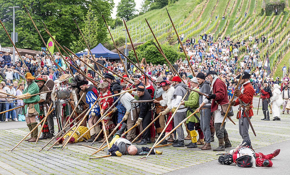 Dicht gedrängt in mehreren Reihen verfolgten Hunderte von Zuschauern auf dem Grasigen Hag, wie die Aufständischen mit ihren Spießen die Landsknechte des Grafen von Helfenstein töteten.