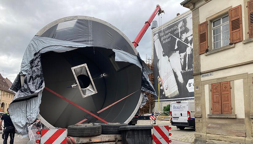 Blick ins Innere: Der eingebaute Trichter des neuen Treber-Silos der Eppiger Palmbr&auml;u verr&auml;t, wo unten und oben ist.