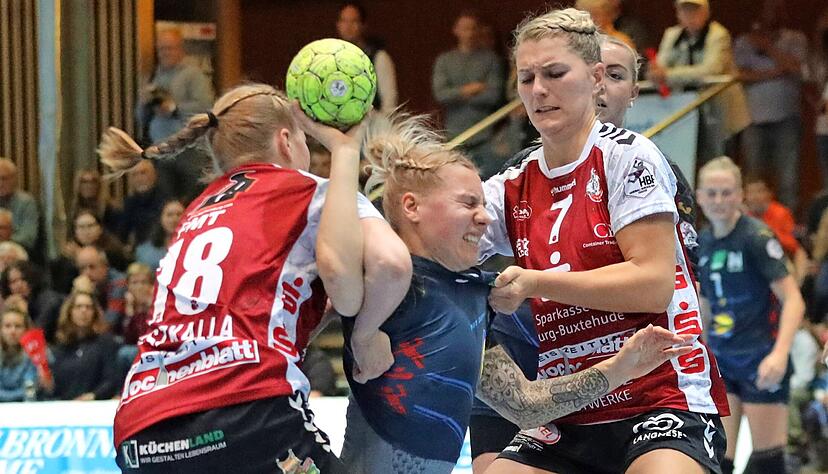 Das waren zwei hart erarbeitete Punkte für Sophie Lütke und die Neckarsulmer Sport-Union gegen Bundesliga-Schlusslicht Buchholz-Rosengarten. Der Favorit zitterte sich zu einem glücklichen Sieg.
Foto: Ralf Seidel Das waren zwei hart erarbeitete Punkte für Sophie Lütke und die Neckarsulmer Sport-Union gegen Bundesliga-Schlusslicht Buchholz-Rosengarten. Der Favorit zitterte sich zu einem glücklichen Sieg.
Foto: Ralf Seidel