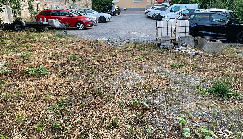 Auf diesem provisorischen Schotterplatz an der Hauptstraße in Ittlingen wird in wenigen Tagen ein SB-Container für die Nahversorgung aufgestellt. Auf diesem provisorischen Schotterplatz an der Hauptstraße in Ittlingen wird in wenigen Tagen ein SB-Container für die Nahversorgung aufgestellt.