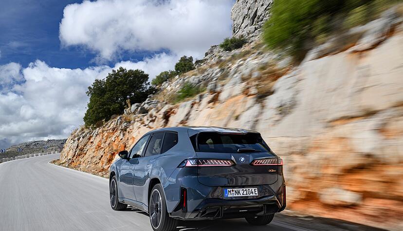 Don't stop me now: Muss man auch erst mal gar nicht, denn der BMW iX3 kann auf &uuml;ber 800 Normkilometer Reichweite zur&uuml;ckgreifen.