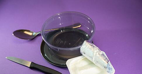 Kommt der Quark dank eines Messers leichter aus der Packung?