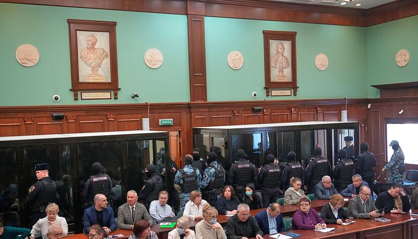 Die angeklagten Terroristen saßen während des Prozesses schwer bewacht in Glaskäfigen. Die angeklagten Terroristen saßen während des Prozesses schwer bewacht in Glaskäfigen.