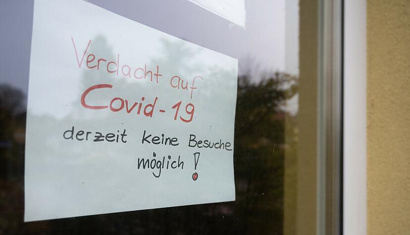 Schorfheide, Landkreis Barnim: An einem Eingang zu einem Seniorenheim wird auf das momentane Besuchsverbot nach einem Corona-Ausbruch verwiesen. Foto: dpa