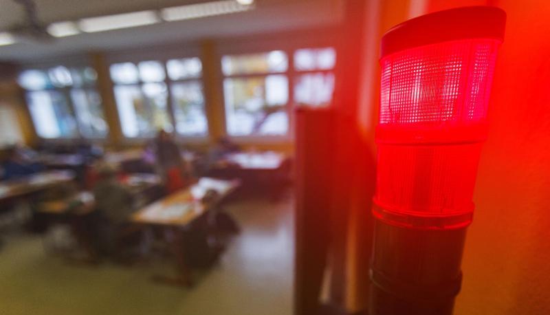 Eine Luftqualitätsampel in einem Klassenzimmer zeigt die Farbe rot. Eine Luftqualitätsampel in einem Klassenzimmer zeigt die Farbe rot.