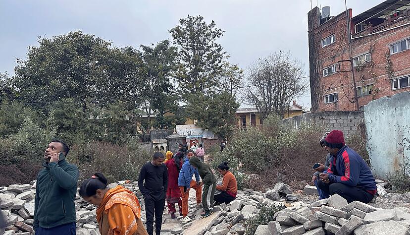 Viele Menschen liefen aufgeschreckt auf die Stra&szlig;en.